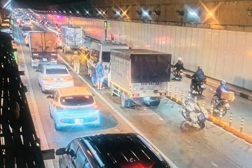 4 ô tô tông liên hoàn trong hầm Thủ Thiêm, ùn ứ kéo dài