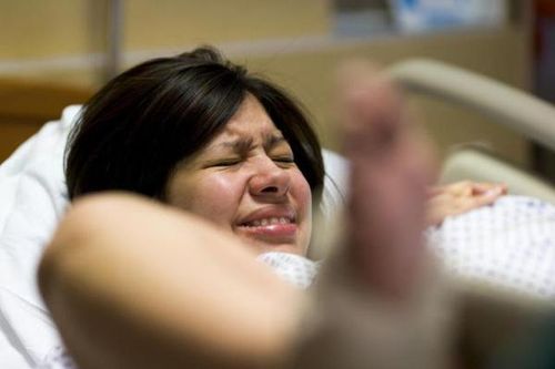 Sinh con xong sản phụ vẫn đau, bác sĩ bảo sót nhau nhưng y tá liền hét lên thất thanh