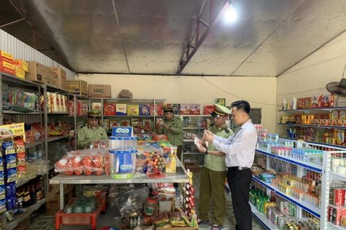 Phú Thọ: Phát hiện cửa hàng tạp hóa bán bột ngọt giả mạo nhãn hiệu AJINOMOTO