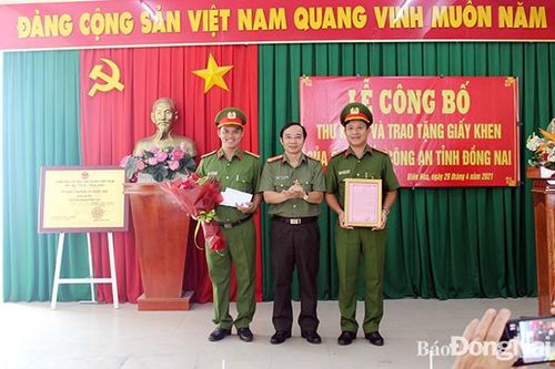 Giám đốc Công an tỉnh khen thưởng đơn vị phá tụ điểm ma túy