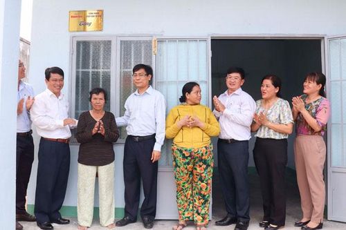 Báo Khánh Hòa, Công ty Cổ phần Đầu tư VCN: Trao nhà tình nghĩa cho gia đình bà Nguyễn Thị Hiệp