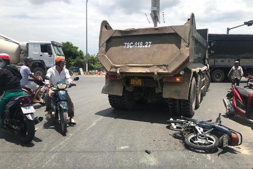 Va chạm với xe tải, một phụ nữ bị thương