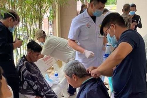 300 bệnh nhân được cắt tóc, gội đầu miễn phí