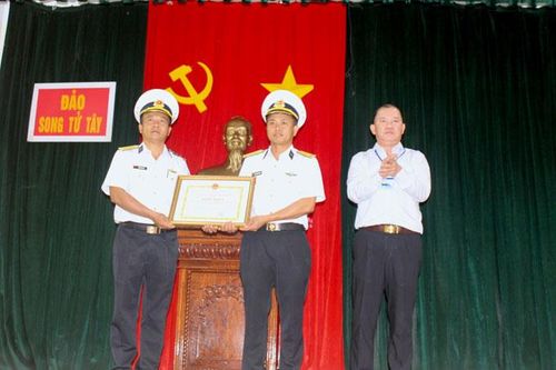 Đoàn công tác số 4 thăm đảo Song Tử Tây và đảo Đá Nam