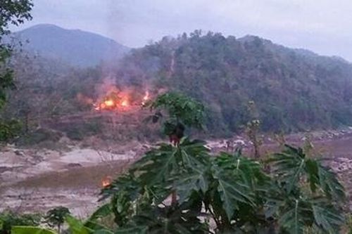 Quân đội Myanmar không kích phiến quân, dân thường tháo chạy sang Thái Lan