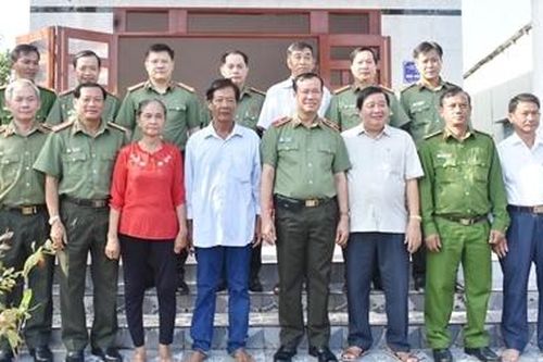 Thứ trưởng Lê Tấn Tới tặng nhà đồng đội tại Bạc Liêu