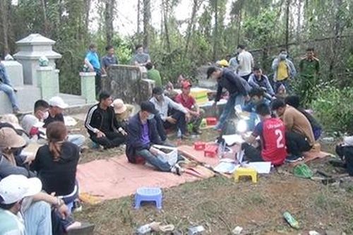 Triệt phá ổ bạc trong nghĩa địa