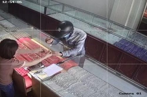 Giả vờ mua hàng rồi... cướp