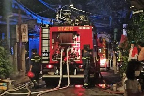 Xưởng gỗ cháy dữ dội ở Sài Gòn, người dân khu phố trắng đêm không ngủ