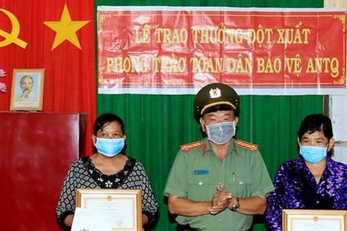 Vừa đi bán vé số vừa cướp giật dây chuyền, còn đâm nạn nhân