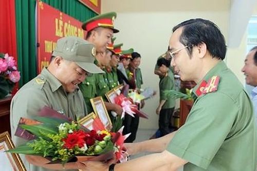Khen thưởng Công an phường Phước Tân về thành tích tham gia phá án