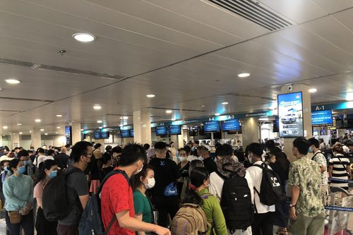 Sân bay Tân Sơn Nhất đông nghẹt người trước ngày nghỉ lễ 30/4