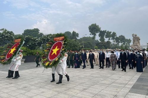 Lãnh đạo TP.HCM tri ân Chủ tịch Hồ Chí Minh và các anh hùng liệt sĩ