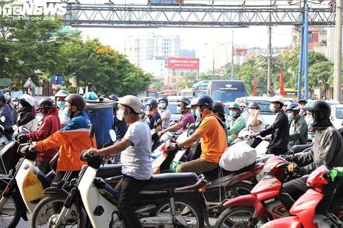 Người dân đổ xô về quê nghỉ lễ 30/4 và 1/5, cửa ngõ Hà Nội kẹt cứng