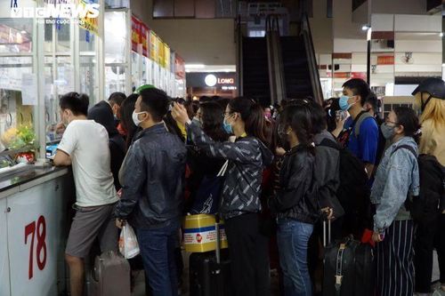 Người dân TP.HCM lỉnh kỉnh đồ đạc, xếp hàng dài mua vé ở Bến xe miền Đông