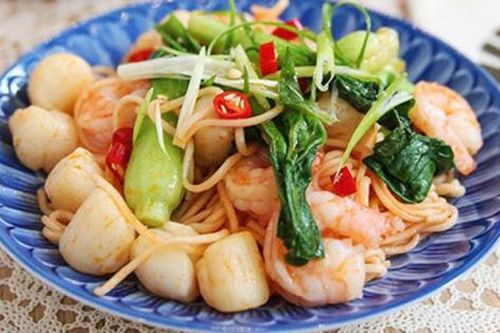 Cách làm món mì xào tôm và sò điệp
