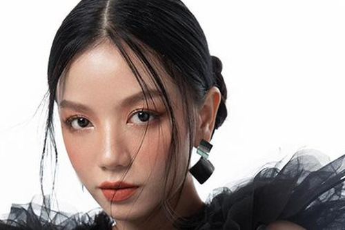 Lê Hạ Anh cứ đóng cảnh tình cảm là đờ ra