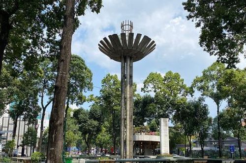Trung tâm TP.HCM ngày đầu tiên nghỉ lễ: Đường phố thoáng, quán xá ít khách đến bất ngờ