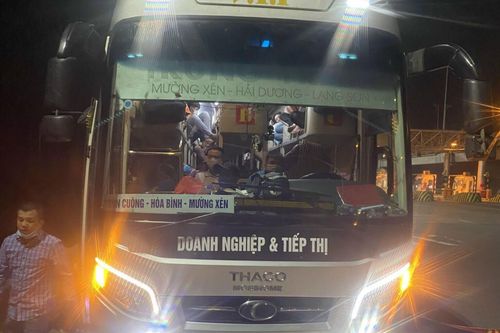 Nhận được tin nhắn 'kêu cứu', CSGT 'tóm gọn' xe khách loại 38 chỗ đang chở 95 người