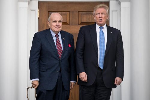 Ông Donald Trump chỉ trích lệnh khám xét nhà cựu luật sư thân tín