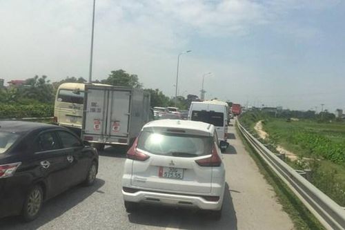 Hình ảnh cao tốc Pháp Vân - Cầu Giẽ ùn ứ kéo dài trong sáng ngày 30/4