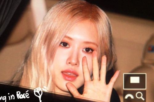 Rosé tham dự sự kiện khai trương của Saint Laurent