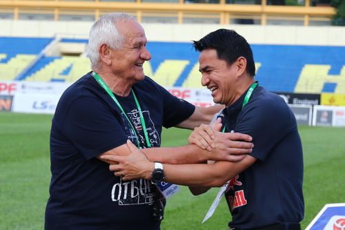 Ngày HLV Kiatisuk cao tay hơn Petrovic