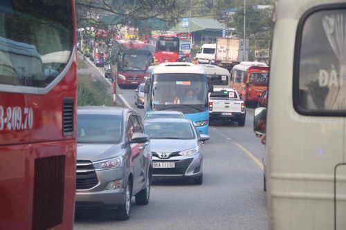 'Đi 2 tiếng, nhích được 1 km khi lên Đà Lạt'