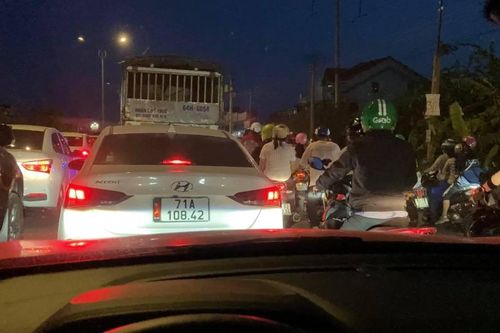 Mọi ngả đường kẹt cứng, người dân ra khỏi TP.HCM như thế nào?