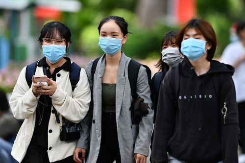 Du khách đeo khẩu trang, sát khuẩn tay khi chơi lễ ở Thảo Cầm Viên