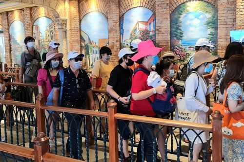 Phú Quốc chật kín khách dịp lễ