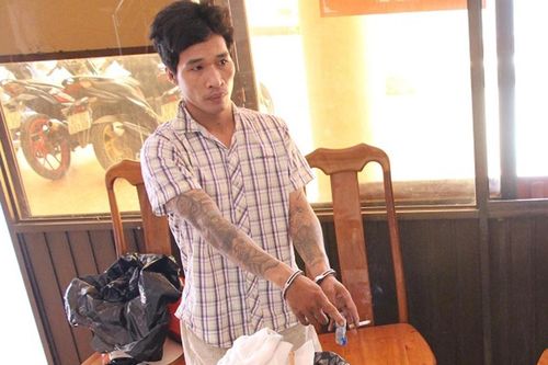2 tên trộm lấy hết tiền và vàng trong két sắt