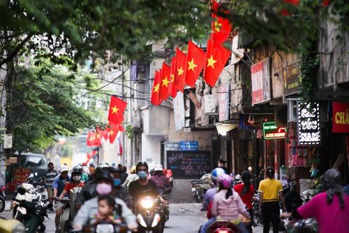 Hà Nội: Ngõ nhỏ, phố nhỏ rực rỡ cờ đỏ chào đón ngày lễ 30/4