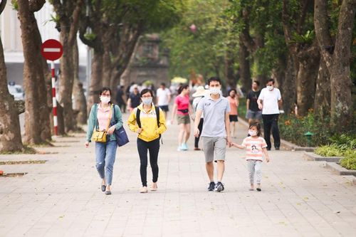 Hà Nội ngày đầu tiên nghỉ lễ, các điểm vui chơi vắng vẻ, yên bình; khẩu trang thành vật bất ly thân của người dân