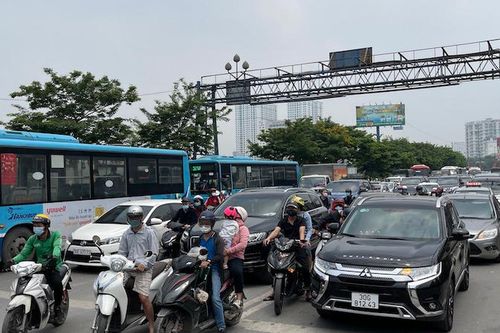 Cửa ngõ Hà Nội ùn tắc trong ngày đầu nghỉ Lễ
