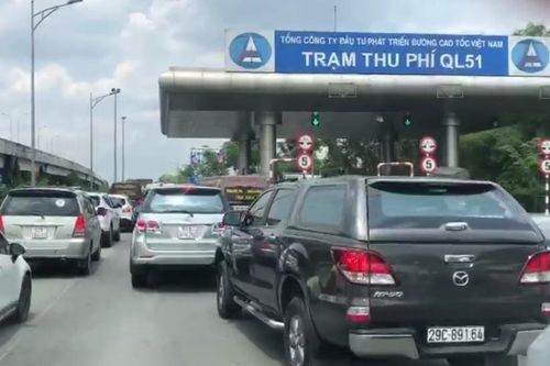 Xả trạm thu phí, Quốc lộ 51 vẫn kẹt xe nghiêm trọng ngày 30/4