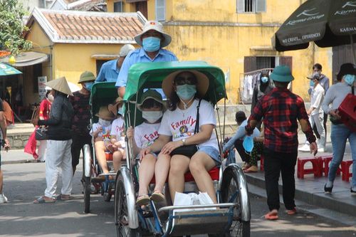 Du khách 'lác đác' về Hội An trong ngày nghỉ lễ đầu tiên