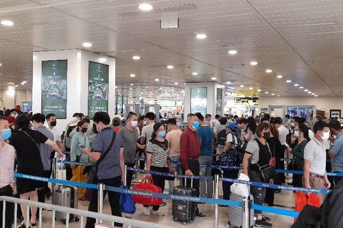Cận cảnh Sân bay Nội Bài trong cao điểm ngày đầu nghỉ lễ