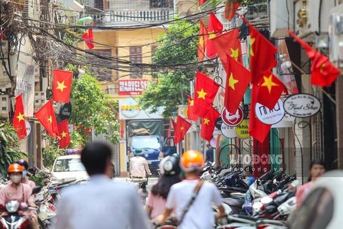 Hà Nội rực rỡ sắc đỏ chào mừng đại lễ 30.4 và 1.5