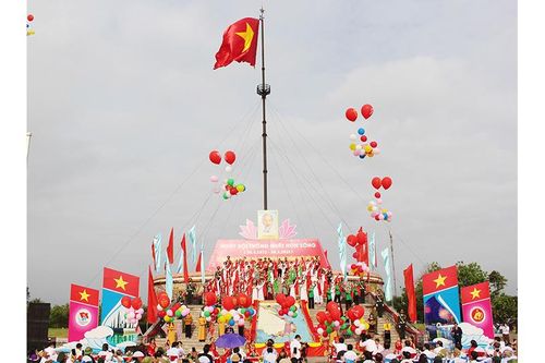 Thượng cờ 'Thống nhất non sông' tại Khu di tích lịch sử quốc gia đặc biệt Đôi bờ Hiền Lương - Bến Hải