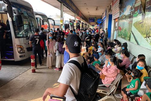 TP Hồ Chí Minh: Hai bến xe đông đúc, các cửa ngõ ùn ứ phương tiện