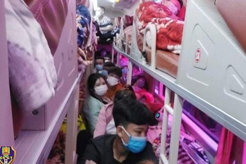 Xe khách chở quá 57 người, lái xe không có giấy phép bị phạt hàng trăm triệu đồng