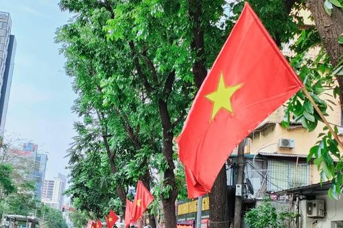 Phố phường Hà Nội rực rỡ sắc cờ đỏ dịp lễ 30/4 và 1/5