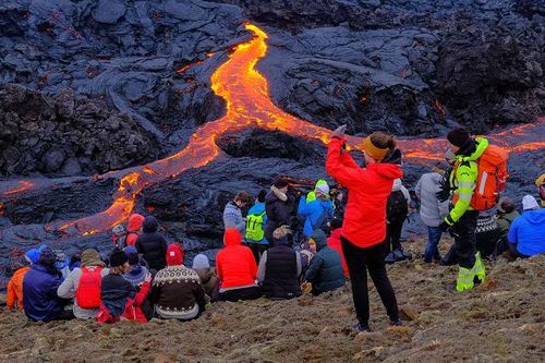 Núi lửa Iceland phun trào ngoạn mục, hút khách tới xem