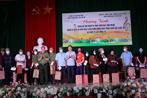 Giám đốc Công an tỉnh Vĩnh Phúc tặng quà cho người dân xã Phú Xuân