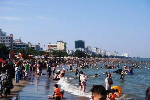 Du khách ùn ùn tắm biển Sầm Sơn, nhiều người không đeo khẩu trang