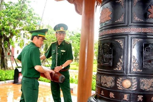BĐBP Quảng Bình đặt vòng hoa, dâng hương tại Đền thờ Bác Hồ