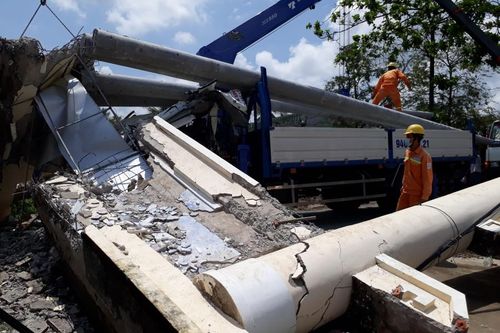 Bạc Liêu: Xe sửa chữa lưới điện làm sập cổng chào, khiến 1 người tử vong