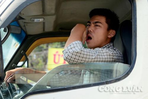 Hàng nghìn người 'chôn chân' đường vào phà Cát Lái