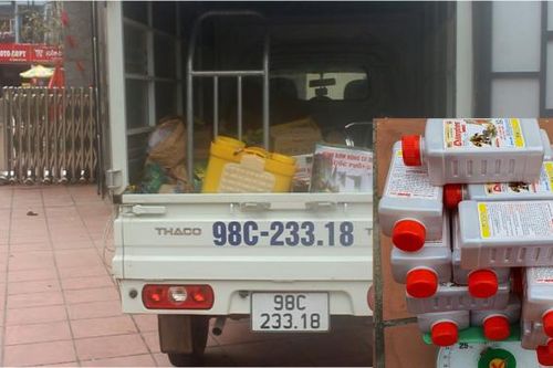 Phát hiện vụ vận chuyển hàng trăm chai thuốc trừ sâu, diệt cỏ bị cấm sử dụng